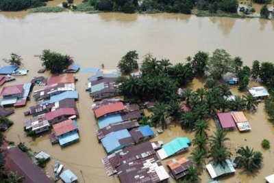 Daerah Kinabatangan diisytiharkan sebagai kawasan bencana banjir pada jam 4.45 petang tadi berikutan hujan berterusan dan kenaikan paras air sungai di tahap bahaya. Gambar fail Bernama