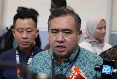 Anthony ketika ditemui media selepas menyampaikan goodies raya kepada penumpang pesawat AirAsia AK 5648 ke Miri dan menyantuni penumpang yang akan pulang ke kampung halaman di KLIA Terminal 2 pada Jumaat. Foto Bernama