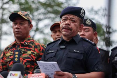 Wan Azlan ketika sidang akhbar berhubung situasi terkini di lokasi kebakaran saluran paip gas di Jalan Putra Harmoni, Putra Heights hari ini. - Foto: Bernama