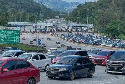 Kenderaan warga Pantai Timur mula memenuhi Lebuhraya Bentong-Kuala Lumpur untuk pulang ke ibu kota selepas pulang menyambut Aidilfitri di kampung halaman ketika tinjauan, petang ini. - Foto: Bernama