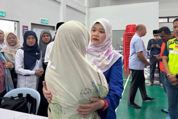 Fadhlina ketika hadir ke PPS Masjid Putra Heights bagi meninjau keadaan mangsa kebakaran paip gas. Foto Awani