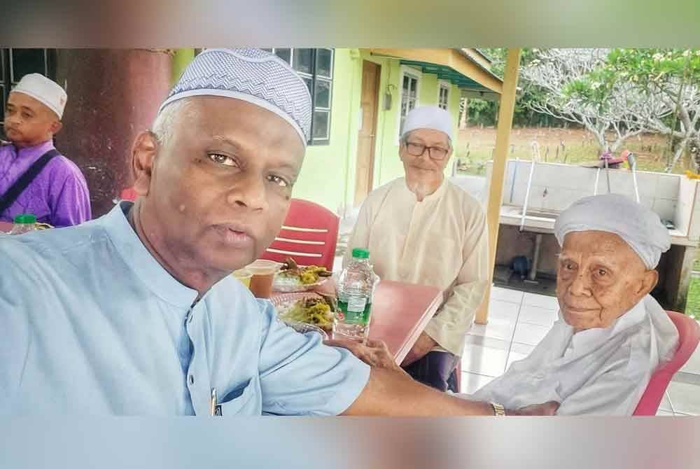 Abdul Hamid (kanan) sering menyertai jemaah lain berbuka puasa di masjid sepanjang Ramadan.