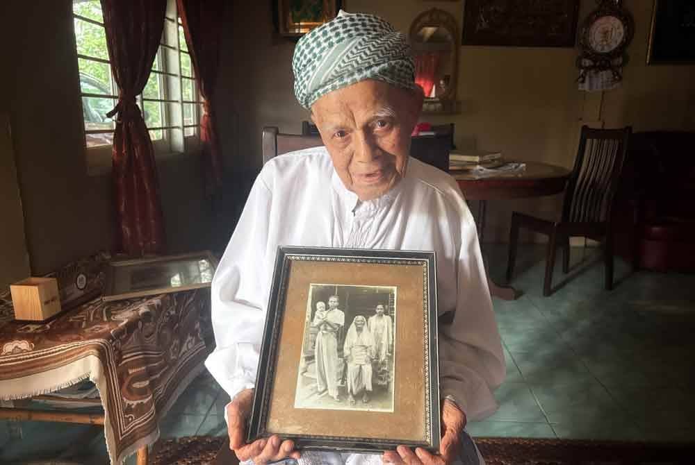 Di usia 100 tahun, Abdul Hamid masih mampu berpuasa dan mengerjakan solat terawih di masjid.