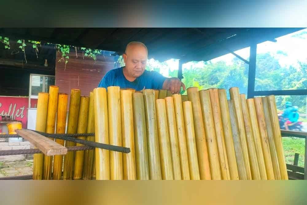 Kenaikan harga santan menyebabkan Kamarudin terpaksa menaikkan harga lemang pada tahun ini.
