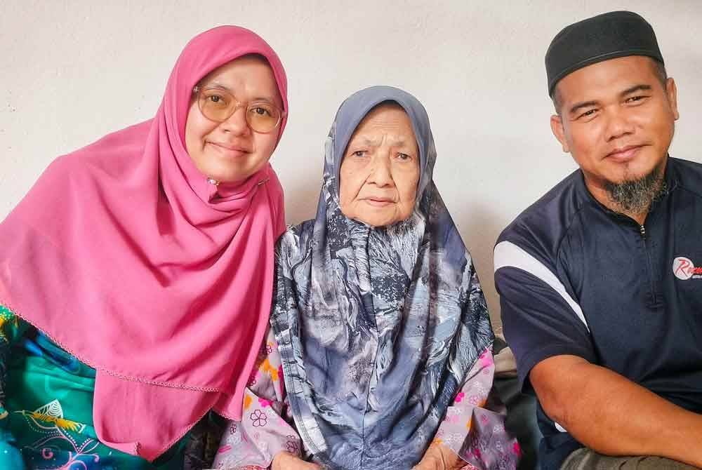 Rahmah (tengah) bersama cucunya, Noor Izam dan Sharifah Mas 'Aza.