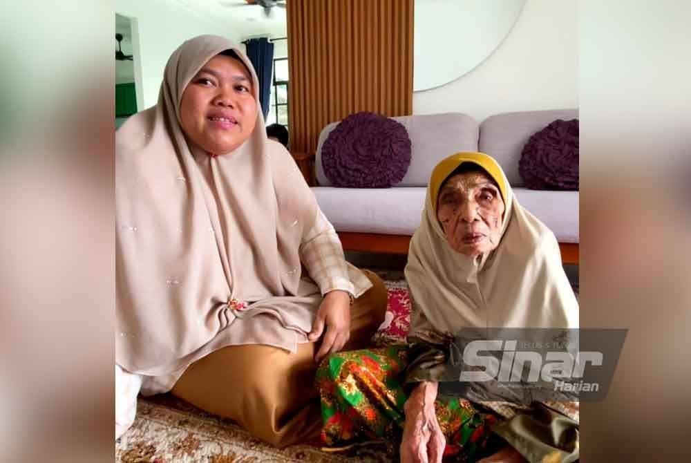 Kelthom bersama cucunya, Siti Aishah.