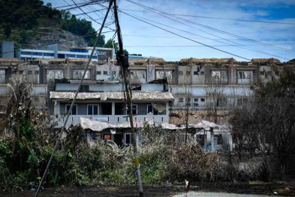 Keadaan beberapa buah rumah yang mengalami kerosakan teruk akibat haba panas kesan daripada kebakaran melibatkan kebocoran saluran paip gas yang berlaku di Jalan Putra Harmoni, Putra Heights.