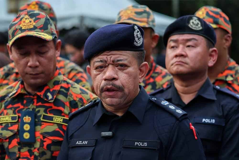 Wan Azlan ketika sidang akhbar berhubung situasi terkini di lokasi kebakaran saluran paip gas di Jalan Putra Harmoni, Putra Heights hari ini. - Foto: Bernama