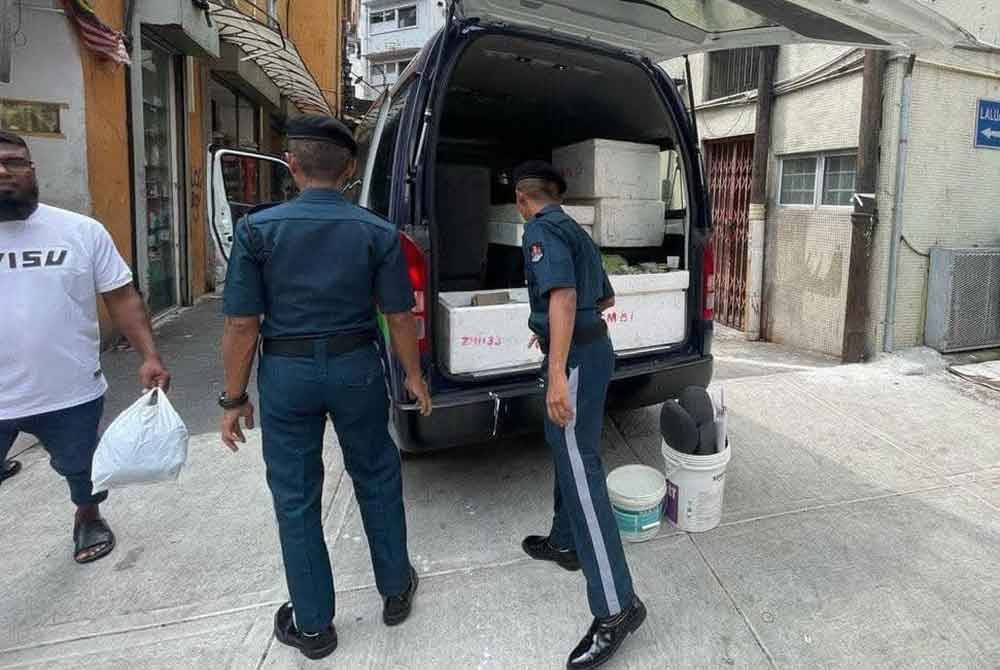 Lapan perniagaan warga asing disita melibatkan kawasan di Jalan Tun Tan Siew Sin, Jalan Silang, dan Jalan Leboh Pudu.