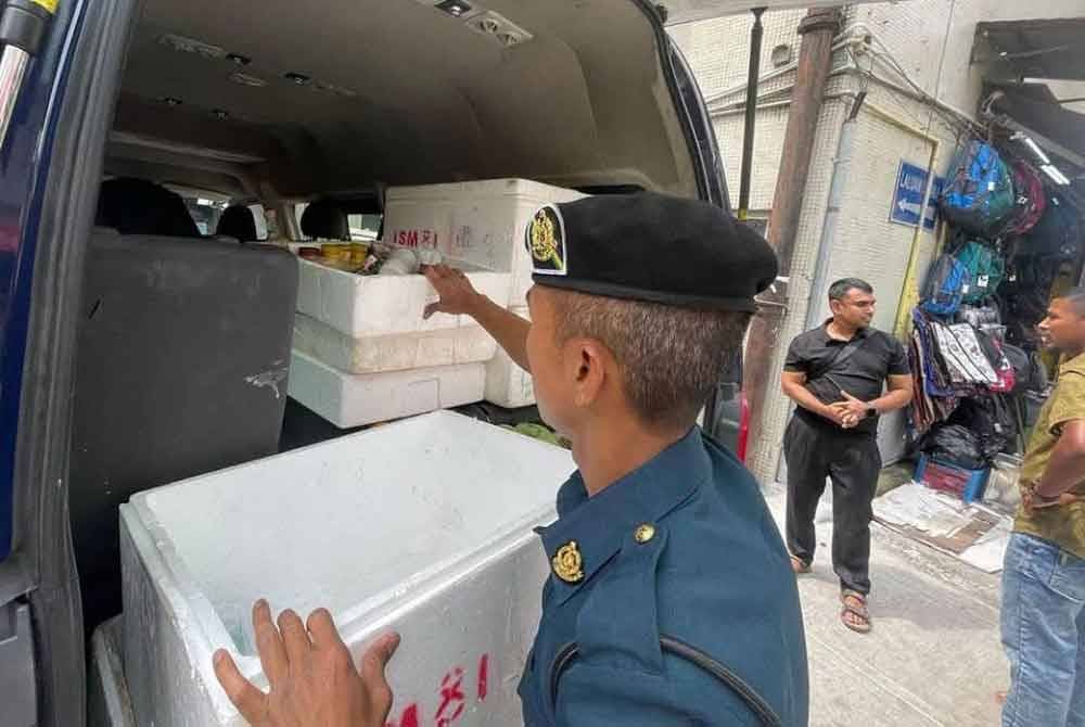 Perniagaan yang disita melibatkan penjualan makanan dan minuman yang dijalankan tanpa lesen sah.