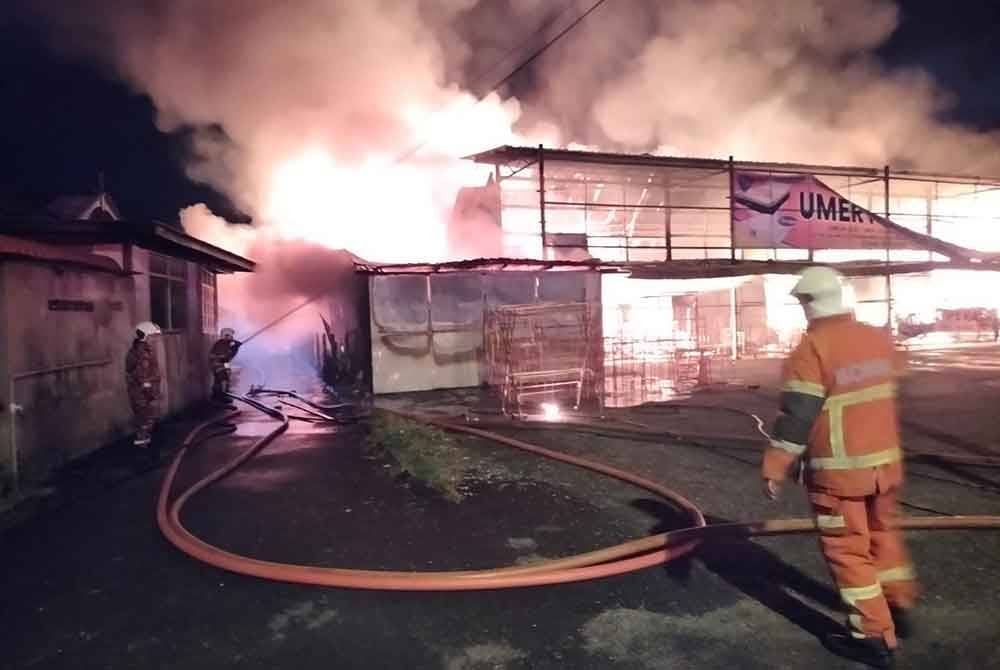 Seramai 25 anggota bomba bertindak memadamkan api kebakaran. Foto: Bomba
