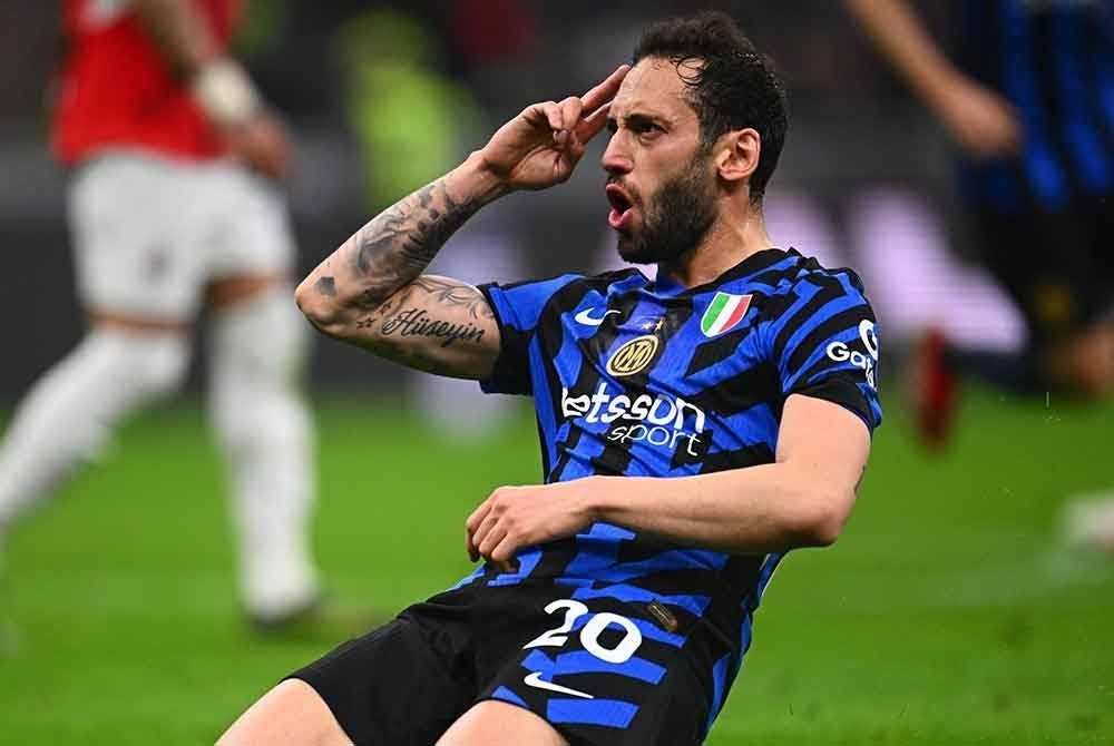 Calhanoglu menyamakan kedudukan buat Inter ketika berdepan Milan di San Siro dalam aksi Piala Itali.