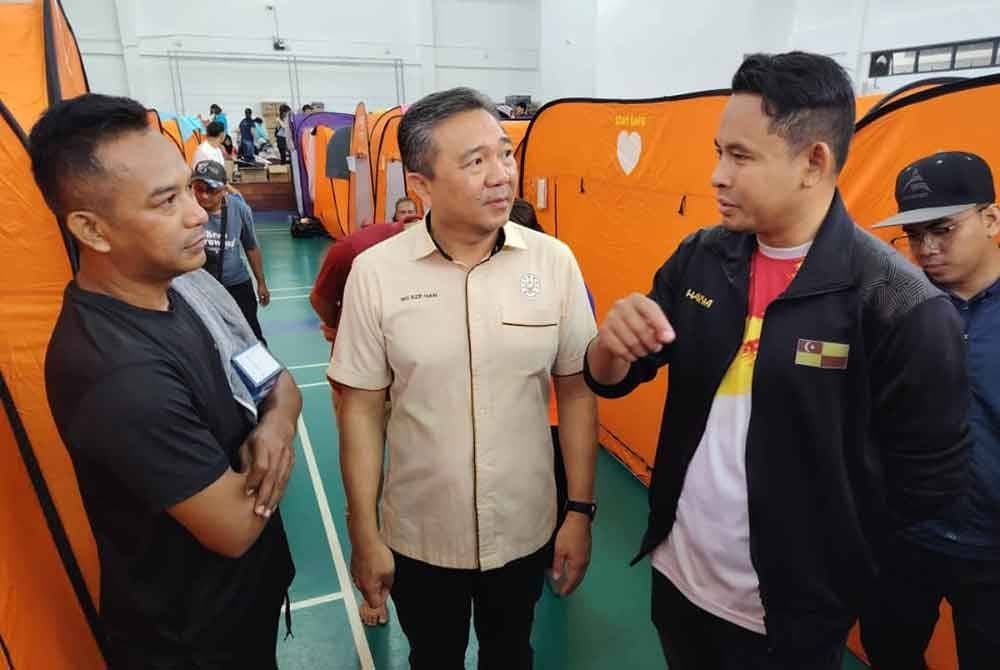 Danial (kanan) mengiringi Exco Pelaburan, Perdagangan dan Mobiliti Selangor Ng Sze Han (tengah) dalam lawatan mereka ke PPS Putra Heights pada Khamis.