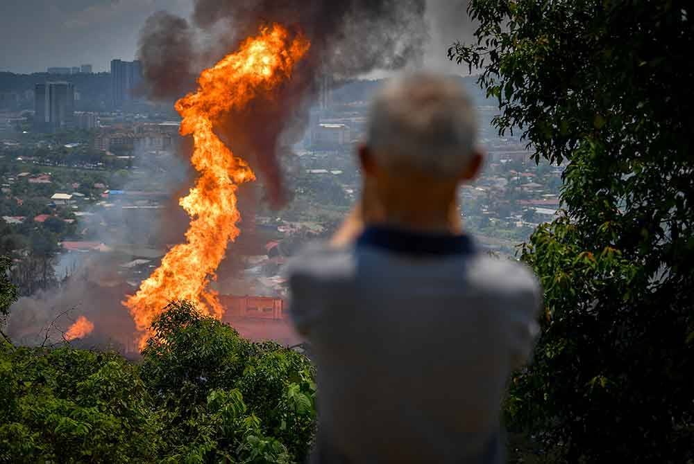 Letusan dan kebakaran yang berlaku di Jalan Putra Harmoni, Putra Heights, Puchong pada Selasa. Foto fail Bernama