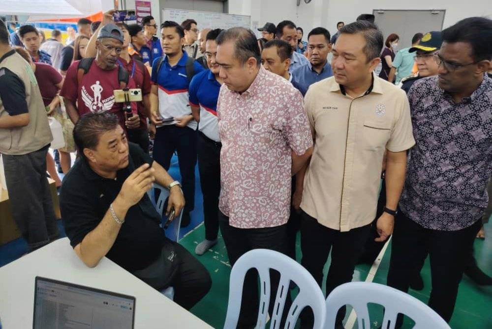 Antony Loke (tiga dari kanan) ditemui pemberita ketika melawat mangsa kebakaran di pusat pemindahan sementara (PPS) Masjid Putra Heights, Subang Jaya.