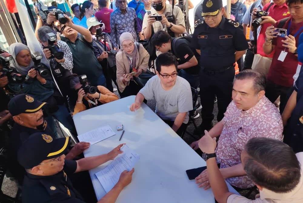 Anthony Loke (duduk kanan) ketika melawat ke pusat pendaftaran Jabatan Pengankutan Jalan dibuka di PPS Masjid Putra Heights.