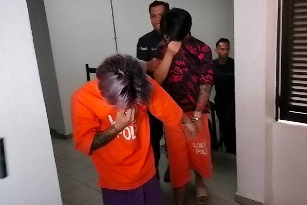 Jun Wei (belakang) dan En Wai (depan) berdepan pertuduhan memperdagang dua individu yang juga warga Malaysia di Myanmar di ​Mahkamah Majistret Batu Pahat, pada Khamis.