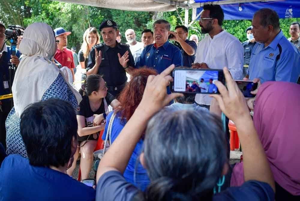 Mohamad Sabu bertemu dengan mangsa kebakaran saluran gas di Putra Heights, di sini, pada Khamis.