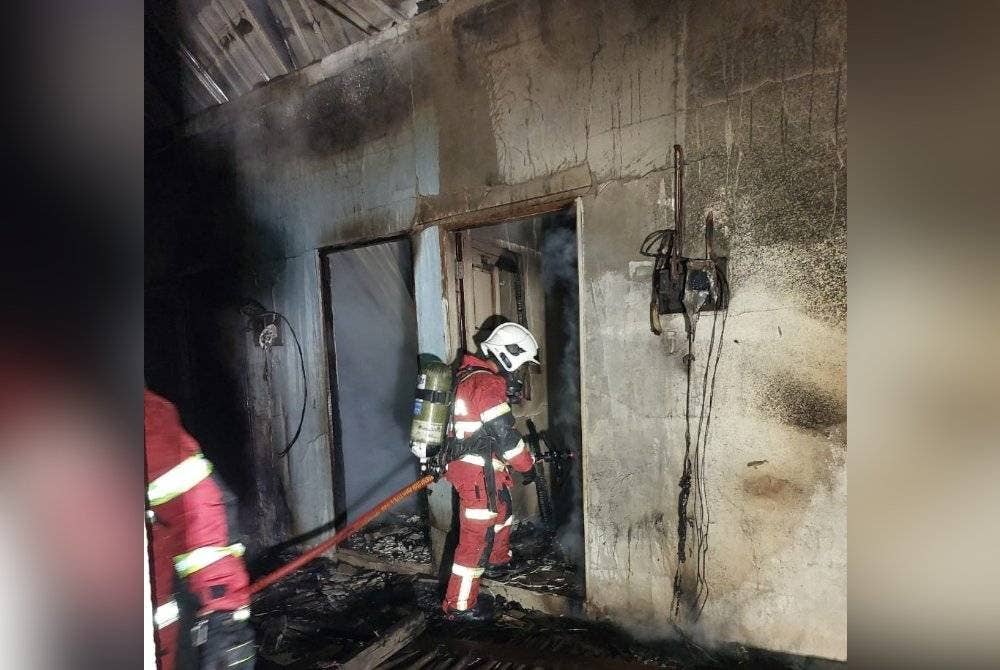 Anggota bomba berjaya berjaya mengawal kebakaran kira-kira jam 10.40 malam bagaimanapun kedua-dua rumah terlibat hangus dengan peratusan kemusnahan kira-kira 80 peratus. Foto JBPM Pahang