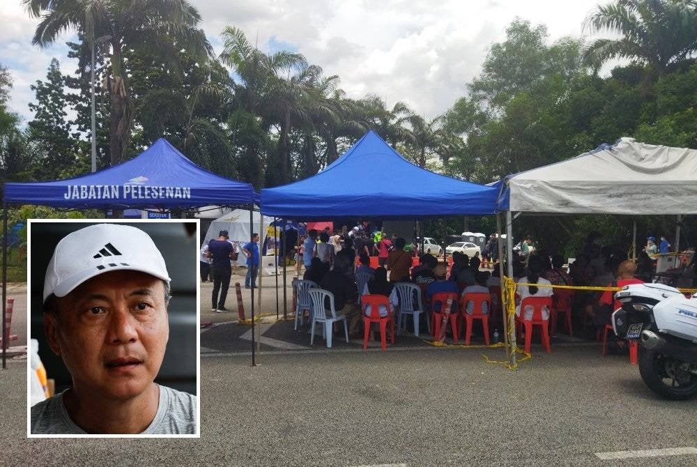 Sebahagian penduduk Putra Harmoni yang dibenarkan masuk ke rumah secara berfasa, pada Khamis. (Gambar kecil: Lau)