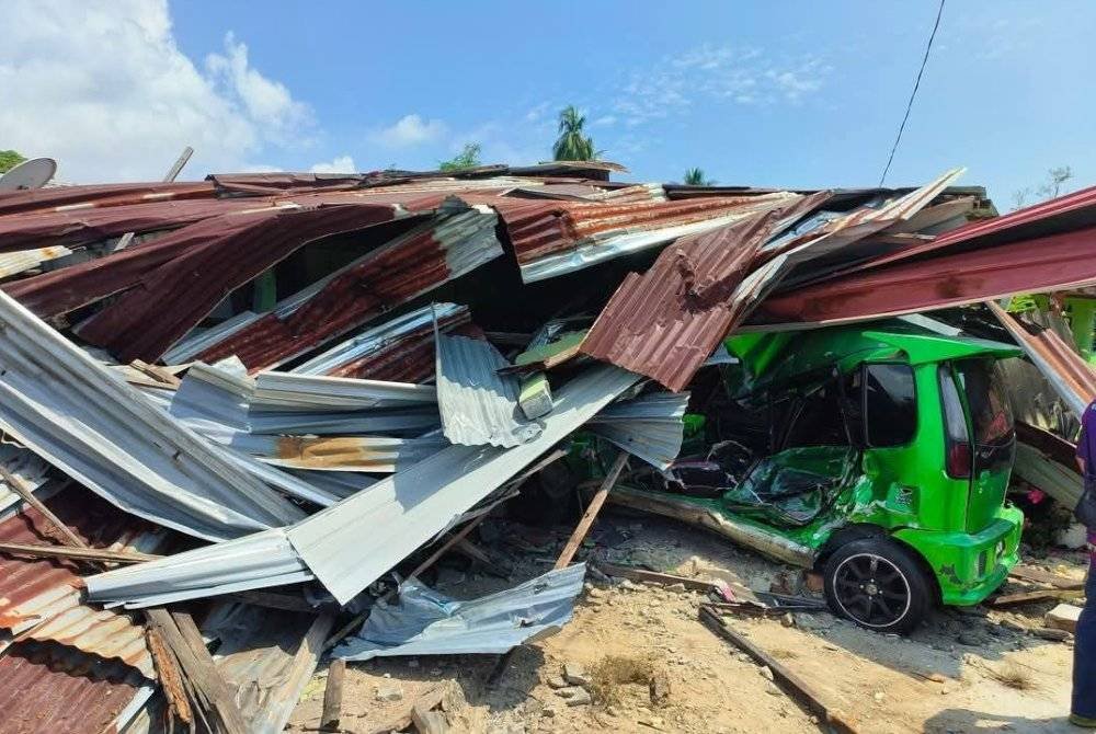 Keadaan kediaman Mohamad Alim selepas dirempuh bas ekspres.