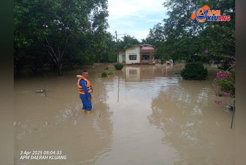 Keadaan banjir di Kampung Tengah Renggam, Kluang pada Khamis.