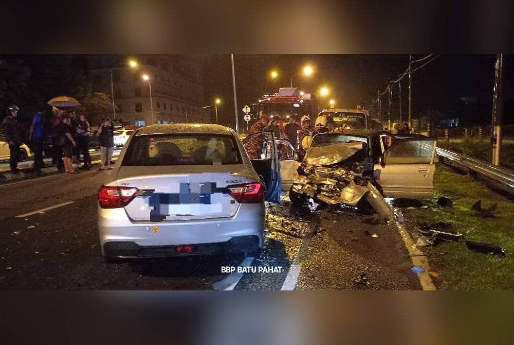 Seorang wanita maut, manakala dua lagi cedera dalam kemalangan membabitkan dua kenderaan di hadapan Kem Askar Majidee, Jalan Tanjung Laboh, di Batu Pahat, pada awal pagi Khamis.