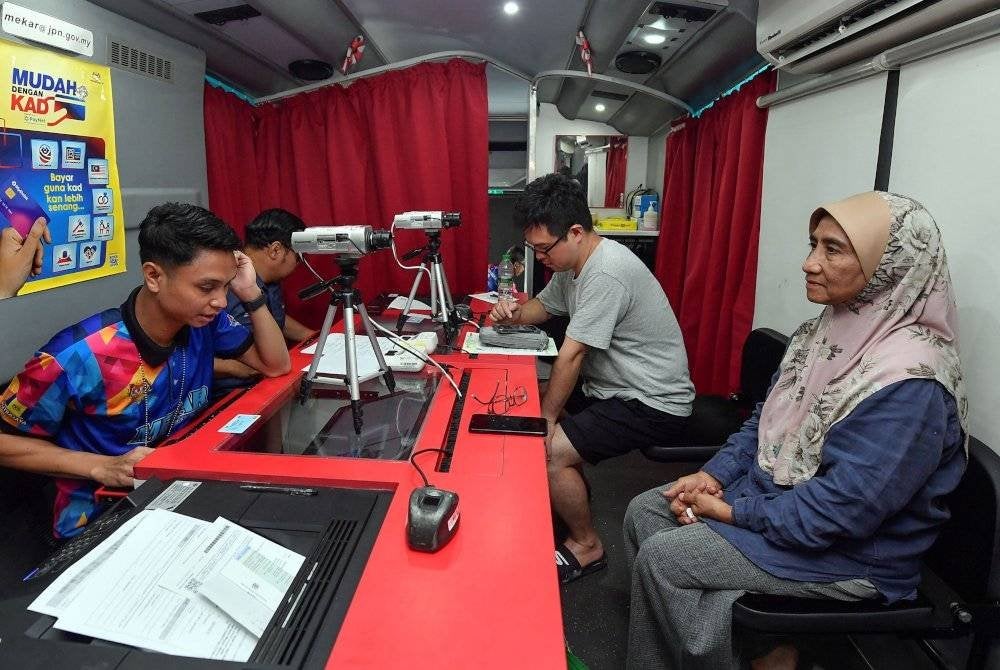 Mangsa kejadian kebakaran saluran paip gas memperbaharui kad pengenalan diri yang rosak secara percuma kaunter JPN di PPS Masjid Putra Heights pada Khamis. Foto Bernama