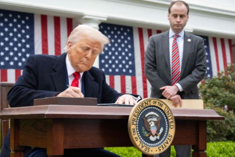 rump mengenakan tarif 25 peratus ke atas import dari kedua-dua negara dengan kadar lebih rendah bagi tenaga dari Kanada namun, barangan yang memasuki AS di bawah Perjanjian AS-Mexico-Kanada masih dikecualikan. Foto AFP