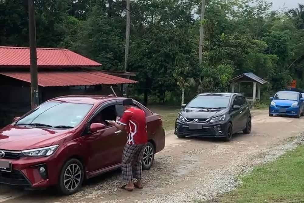 Seorang pemuda, Mohamed Syawal mencuri perhatian apabila mengagihkan makanan kepada perantau yang menggunakan jalan pintas di Kampung Tanjong Kala, Kuala Pertang di Kuala Krai bagi mengelakkan kesesakan
