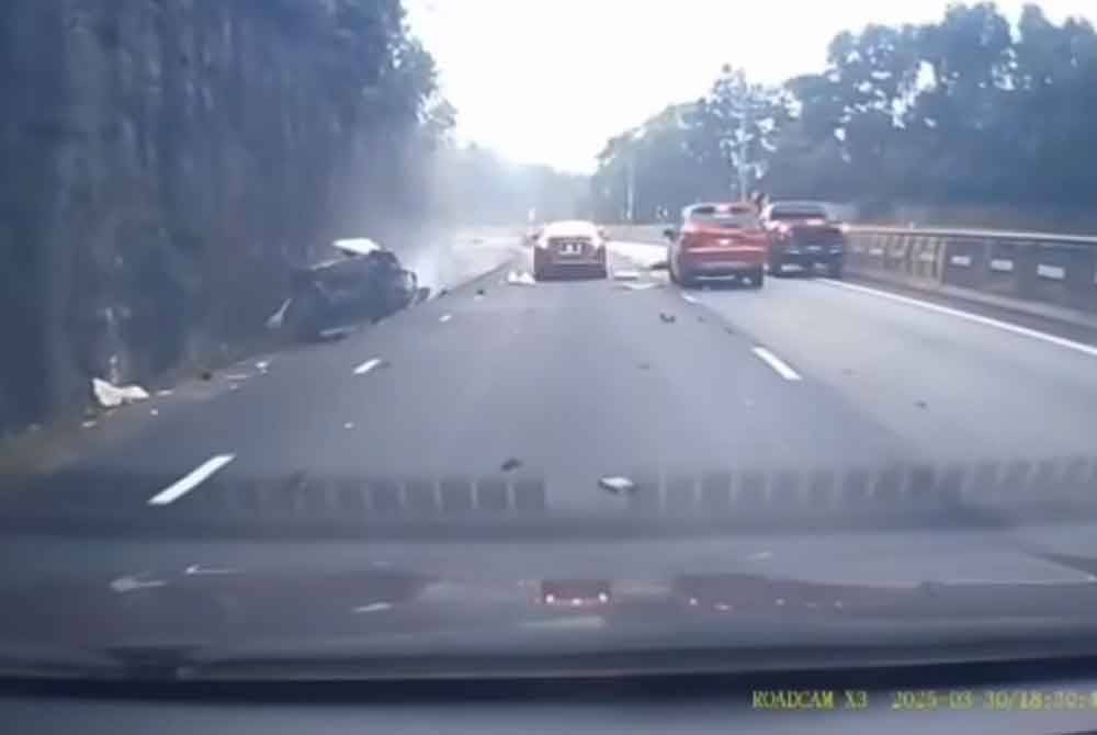 Tangkap layar rakaman kamera papan pemuka mendakwa beberapa kenderaan meneruskan perjalanan dan tidak berhenti memberikan bantuan selepas menggilis mangsa yang tercampak di tengah laluan jalan.