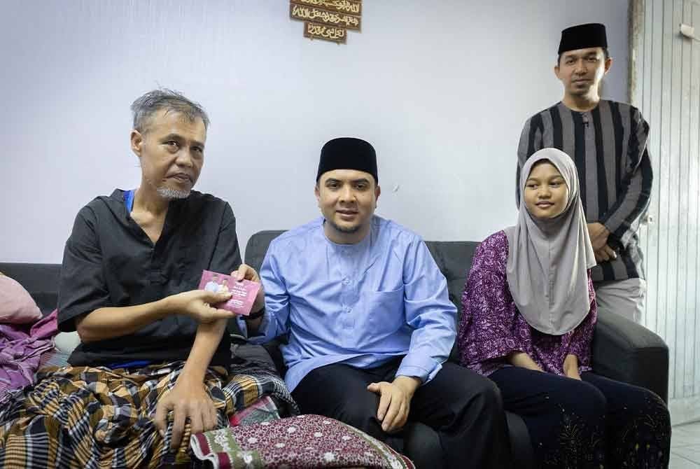 Ahmad Farhan (dua dari kiri) yang mewakili Anwar menyampaikan sumbangan kepada Luthfi.