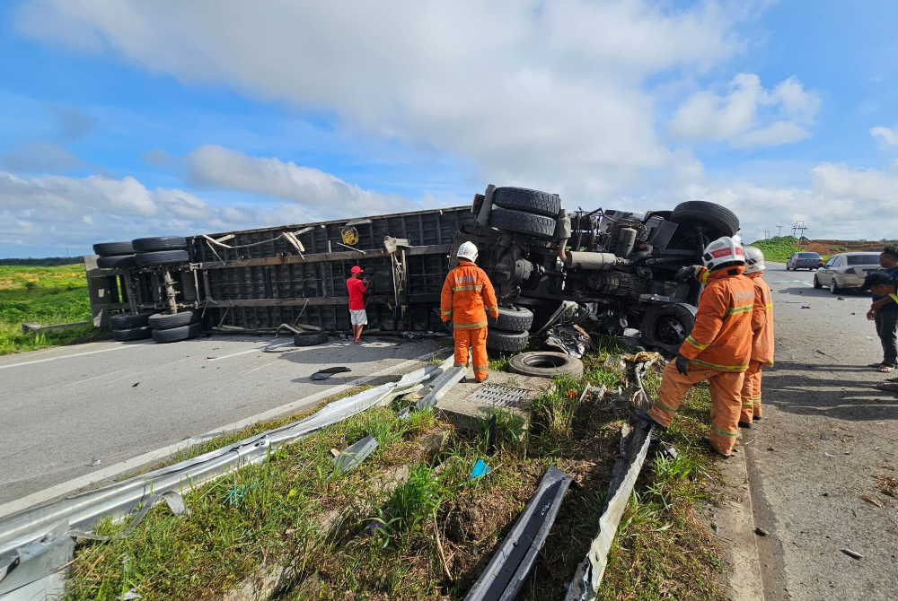 Keadaan lori kontena dan Perodua Aruz yang terbalik selepas berlanggar di Jalan Bintulu-Miri, pagi Khamis.