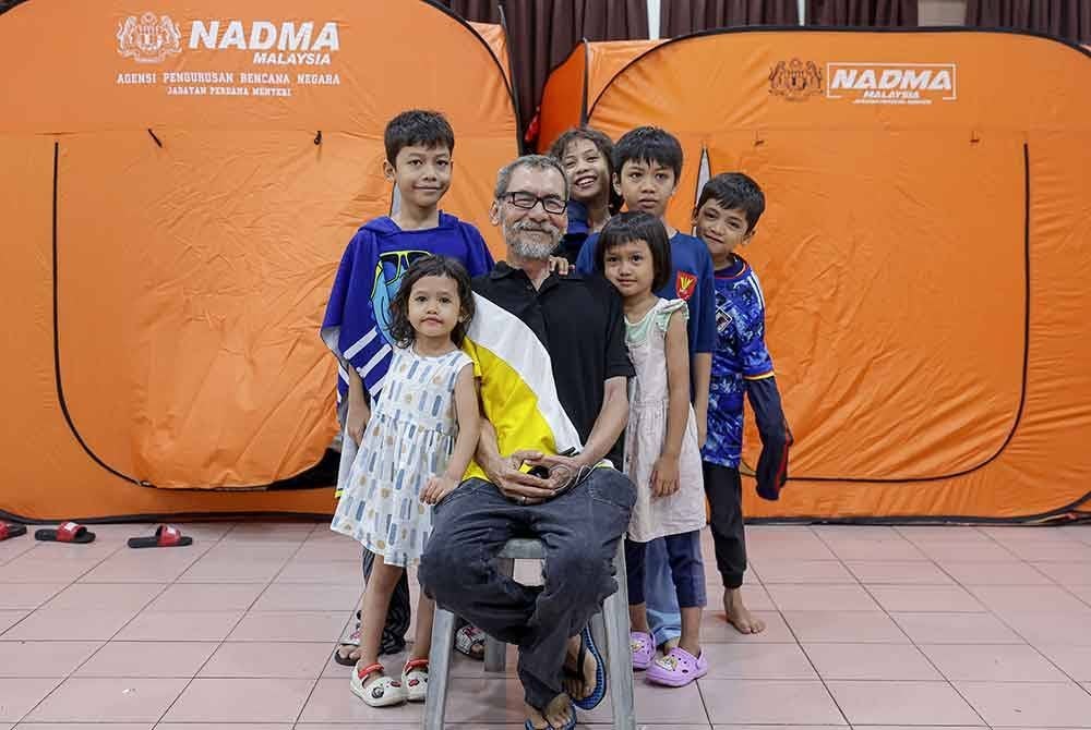 Pelakon Charlie Numan Salleh bergambar bersama anak-anaknya pada program Ziarah Seni MADANI di Dewan Persatuan Kebajikan Gombak Setia hari ini.
Charlie atau nama sebenarnya Nu’man Mohd Salleh kini berada di dewan tersebut bersama keluarga kerana rumahnya terbakar pada hari raya baru-baru ini. Foto Bernama