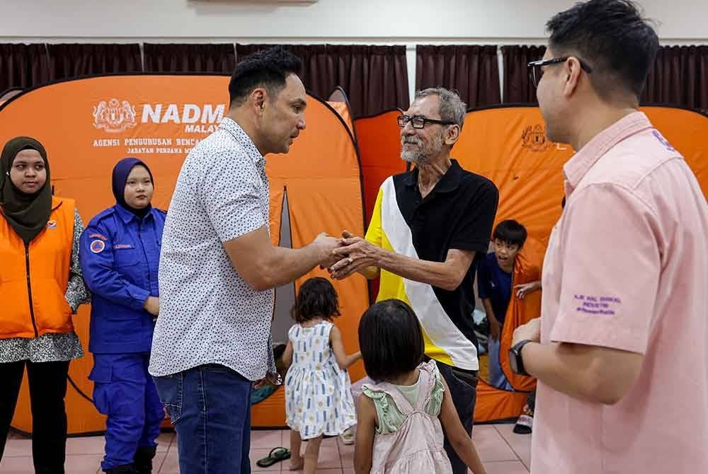 Pengerusi Perbadanan Kemajuan Filem Nasional Malaysia (FINAS) Datuk Hans Isaac (tiga, kiri) bersalaman bersama pelakon Charlie Numan Salleh pada program Ziarah Seni MADANI di Dewan Persatuan Kebajikan Gombak Setia, pada Khamis. Foto Bernama