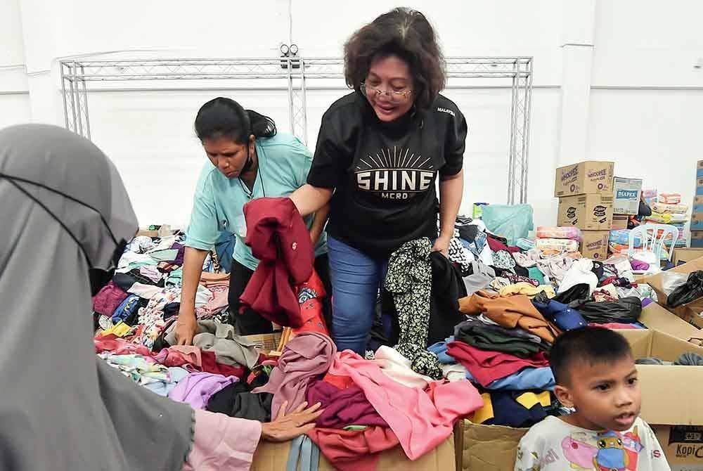 Mangsa kejadian kebakaran saluran paip gas memilih pakaian yang didermakan oleh orang ramai ketika tinjauan di Pusat Pemindahan Sementara (PPS) di Masjid Putra Heights, pada Khamis. Foto Bernama