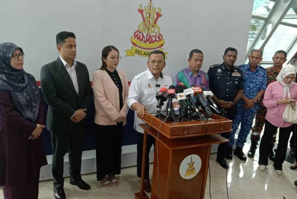 Amirudin (tengah) ditemui selepas berakhirnya Mesyuarat Jawatankuasa Pengurusan Bencana Negeri pada Khamis