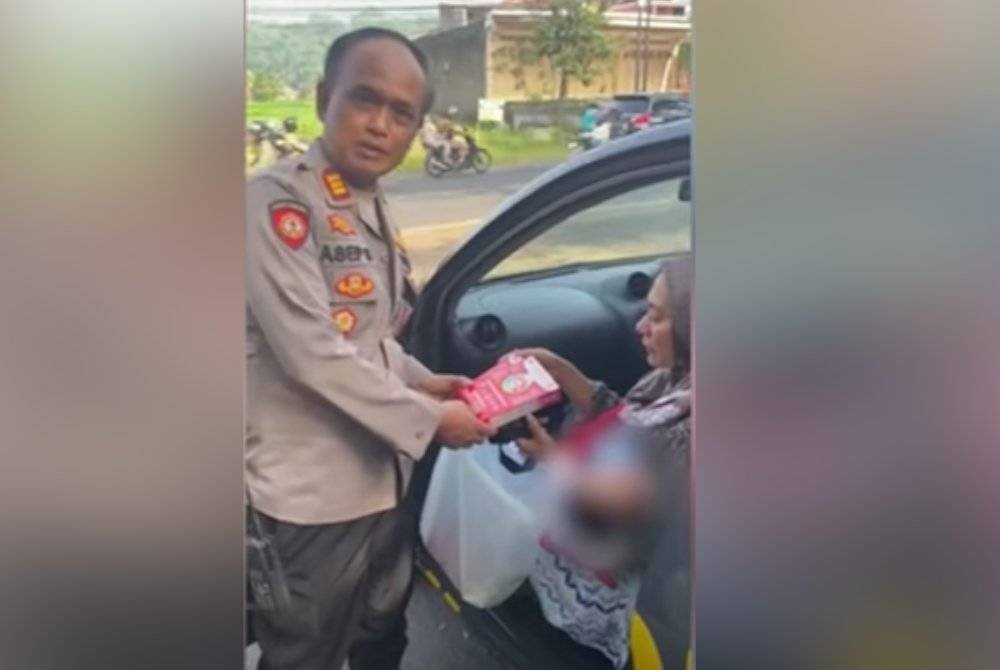 Polis membantu wanita dan anak berkenaan apabila ditinggalkan suaminya ketika berehat dalam perjalanan pulang ke kampung halaman sempena sambutan Aidilfitri. Agensi