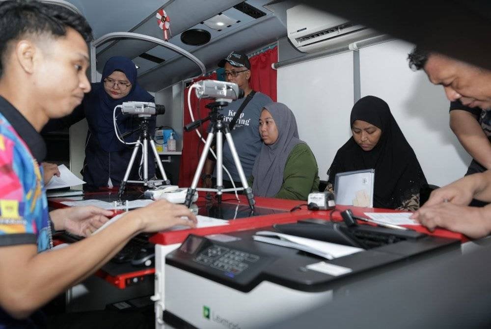 Pasukan operasi bas MEKAR (Menyemai Kasih Rakyat) JPN melaksanakan operasi penggantian kad pengenalan dan sijil kelahiran.