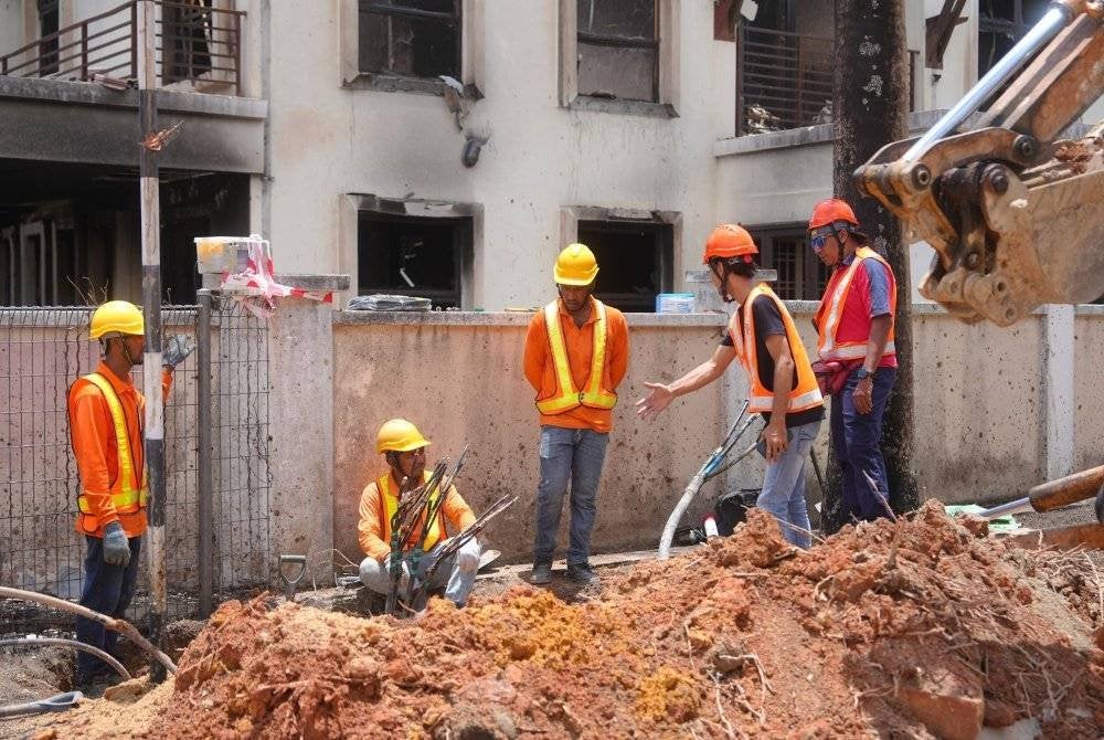 Petugas TNB menyiapkan kerja-kerja penukaran peti pembekalan elektrik yang turut musnah akibat insiden letupan gas di Putra Heights.