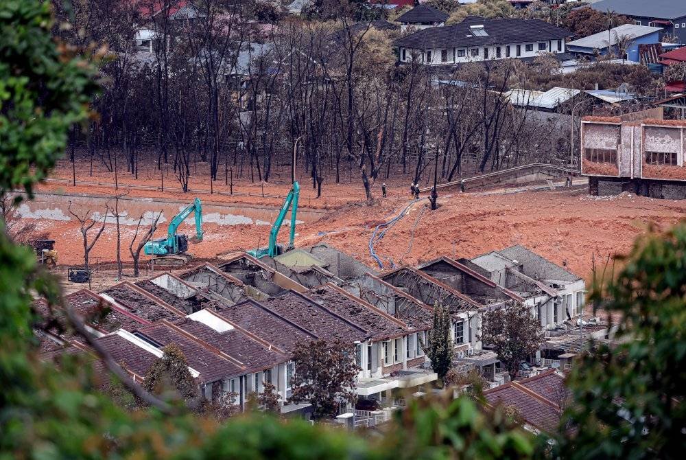 Keadaan beberapa buah rumah juga mengalami kerosakan teruk akibat haba panas kesan daripada kebakaran tersebut. Foto Bernama