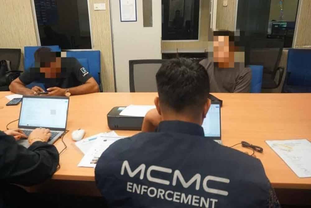 Pegawai SKMM sedang menjalankan siasatan terhadap suspek.