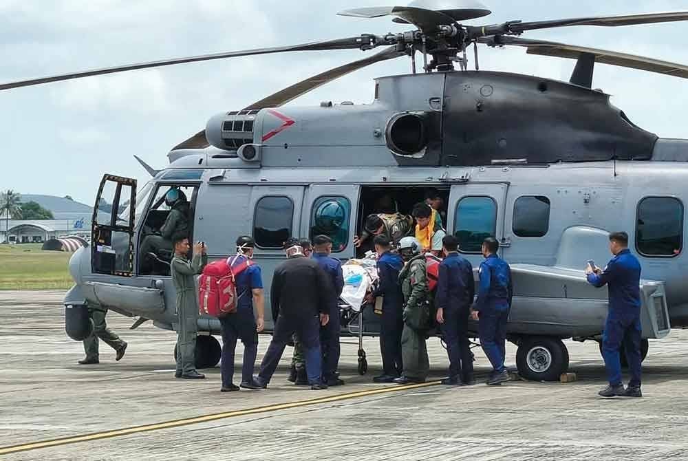 Pesawat tiba di PU Kuantan jam 12.38 tengah hari sebelum pesakit dihantar ke HTAA menggunakan ambulans. Foto FB TUDM