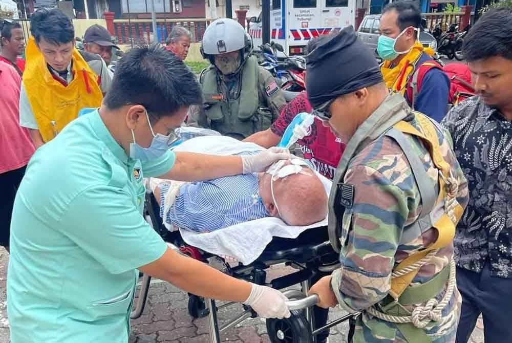 Pesakit dibawa menaiki pesawat untuk dibawa menerima rawatan segera ke HTAA. Foto FB TUDM