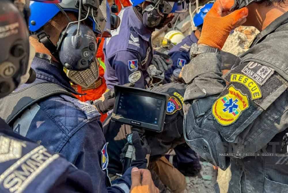 Pasukan SMART ketika menemukan seorang mangsa yang masih hidup selepas 72 jam. Foto Ihsan Facebook Datuk Seri Dr Ahmad Zahid Hamidi
