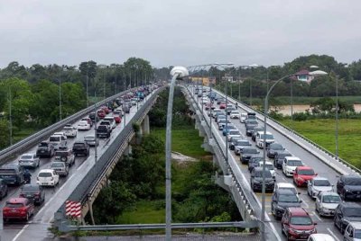 Keadaan lalu lintas di Jambatan Salor - Pasir Mas yang sesak dengan kenderaan ekoran orang ramai melakukan aktiviti kunjung mengunjung pada musim perayaan. Foto Bernama