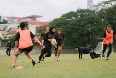 Pemain Bunga Raya 7s wanita negara giat menjalani latihan di Padang Astaka, Petaling Jaya sebagai persiapan mengharungi SEA 7s di Singapura. Foto: Kesatuan Ragbi Malaysia (KRM)