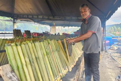 Rozali mengusahakan lemang di Taman Chepor Indah, Chemor dekat Ipoh lebih sedekad lalu.