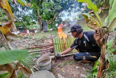Muhd Shah Rizal menjual lemang RM15 sebatang.