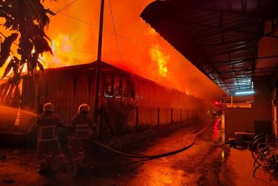 Sebuah kedai perabot jenis sementara musnah dalam kebakaran. Foto: Bomba